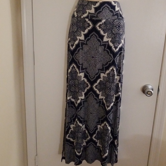 Charlotte Russe Dresses & Skirts - Charlotte russe women's navy and white maxi skirt